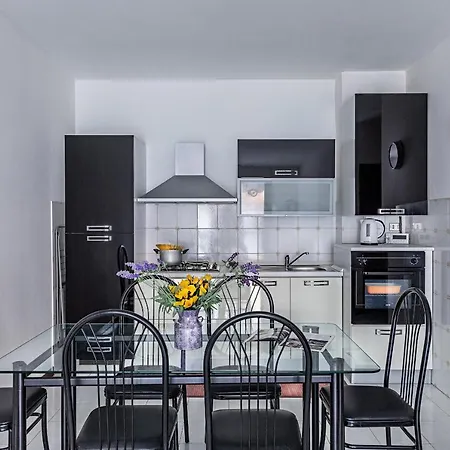 Artemisia Apartment *